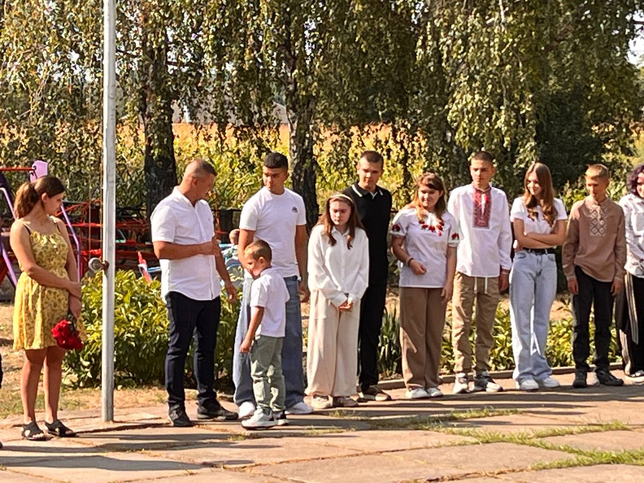 Учні 9 класу на святі початку навчального року